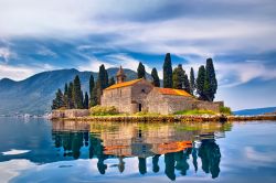 Isola di San Giorgio, Montenegro. Questa graziosa isoletta sorge di fronte a Perasto, frazione del Comune di Cattaro. Ospita un bosco di cipressi e un'abbazia benedettina del 1166 che durante ...