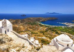 Isola di Serifos, Grecia. Dall'alto di questa graziosa chiesa si può ammirare un paesaggio mozzafiato che spazia sull'Egeo e le isole circostanti - © leoks / Shutterstock.com ...