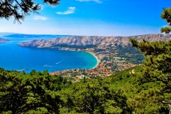 L'isola di Veglia o Krk in prossimità della città di Baska