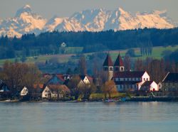 L'isola monastica di Reichenau sul lago di Costanza, Germania. Sullo sfondo le Alpi svizzere con le cime innevate. La storia dell'isola è strettamente legata a quella dell'abbazia ...