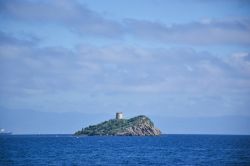 L'Isola San Macario e la sua torre al largo della costa di Pula (Sardegna).
