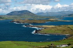 Valentia Island è un'isola irlandese al largo delle coste del Kerry, cui è collegata, data la esigua lontananza, da un ponte.