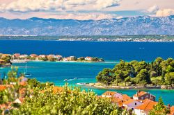 Isole dell'arcipelago di Zadar (Croazia) con sullo sfondo il monte Velebit. Le Alpi Bebie, Velebit in croato, sono la più estesa catena montuosa della Croazia.



