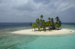 L'isolotto caraibico di Kuna Yala nell'arcipelago San Blas, Panama - © Alfredo Maiquez / shutterstock.com