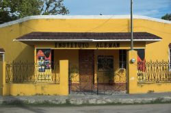 Istituto germanico a Izamal, Messico. Il caratteristico edificio di Izamal che ospita il centro culturale tedesco - © Gerardo C.Lerner / Shutterstock.com