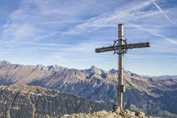 Jaufenspitze la croce a 2480 m, una classica meta per il trekking sui monti Sarentini in Alto Adige - © Eder / Shutterstock.com