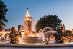 J.C. Nichols Memorial Fountain by night a Kansas City: è stata realizzata da Henri-Leon Greber (Missouri).
