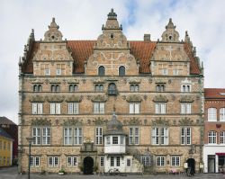 Aalborg, Danimarca: la Jens Bangs Stenhus, risalente al 1624, è un simbolo della città. Si trova sulla Østerågade in piazza Nytorv - foto © Frank Bach / Shutterstock.com ...