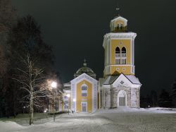 Kerimaki, Finlandia: la chiesa fotografata di sera con la neve.

