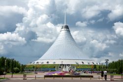 Il Khan Shatyr di Astana, Kazakistan - Struttura trasparente alta 150 metri inaugurata nel 2010, il Khan Shatyr Entertainment Centre è stato costruito con materiali decisamente innovativi ...