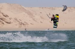 Kite a Dakhla: non solo semplici appassionati, ma anche professionisti provenienti da ogni angolo del mondo scelgono Dakhla per le loro evoluzioni con il kitesurf. 