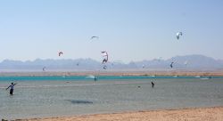 Kiteboarding sulla spiaggia a Soma Bay, Hurghada, Egitto. Questo sport è nato alla fine degli anni '90 come variante del surf.



