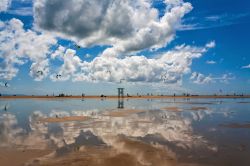 Divertirsi con il kitesurf a Tarifa, Spagna. Si pratica con una tavola ai piedi e si "plana" sull'acqua - © Kushch Dmitry / Shutterstock.com