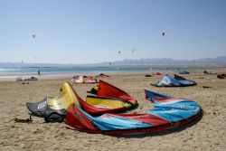 Kitesurf sulla spiaggia di Soma Bay, Hurghada, Egitto. In questa località del Mar Rosso si trovano diversi centri per il noleggio delle attrezzature sportive.



