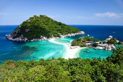 Un panorama dall'alto di Koh Nang Yuang, formata da tre isolette unite da un cordone di sabbia bianchissima. Siamo nei pressi di Koh Tao, Thailandia, al largo della costa occidentale ...