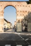 L'arco di Porta Narzole a Cherasco, provincia di Cuneo (Piemonte) - © pikappa51 / Shutterstock.com
