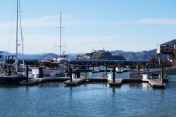 L'isola di Alcatraz fotografata dalla marina di San Francisco, California.