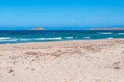 L'isola Rossa fotografata dalla spiaggia di Badesi in provincia di Sassari, Sardegna