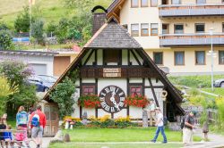 L'orologio a cucù più grande del mondo si trova vicino a Triberg in Germania - © MyImages - Micha / Shutterstock.com
