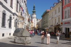Torre di San Michele e via Michalska a Bratislava, Slovacchia - Delle 4 porte d'accesso fortificate medievali che permettevano l'ingresso dalle mura della città di Bratislava ...