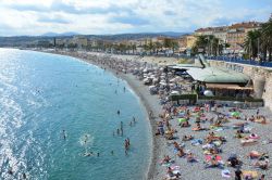 La Baia degli Angeli, la grande spiaggia di Nizza, Francia. Questa baia della Costa Azzurra bagna i Comuni di Nizza, Saint Laurent du Var, Cagnes su Mer, Villeneuve Loubet e Antibes.
