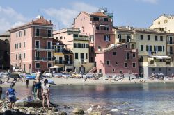 La Baia del Silenzio a Sestri Levante, Liguria. A fare da cornice alla piccola spiaggia sono le case colorate di questo borgo della riviera ligure di levante - © Sergio Delle Vedove / Shutterstock.com ...