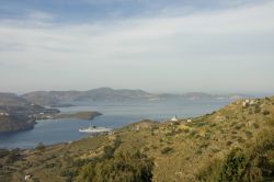 La baia di Skala si trova sull'isola di Patmos, una delle principali isole del Dodecanneso, in Grecia - © Pierdelune / Shutterstock.com