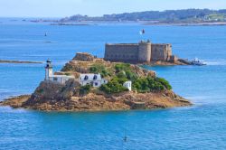 La baia di Morlaix vista dall'alto con il faro e il castello, Bretagna, Francia.
