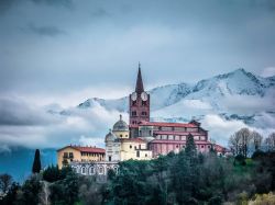 La Basilica di San Maurizio con le Alpi innevate a Pinerolo in Piemonte