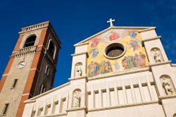 La basilica di San Paolino a Viareggio, provincia di Lucca, Toscana. Unica chiesa compiutamente rinascimentale di Lucca, venne costruita nel 1896 sul luogo dove anticamente sorgeva un luogo ...