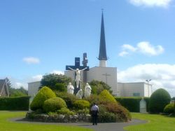 La Basilica Mariana di Knock in Irlanda - © Paul Cowan - CC BY-SA 2.0, Wikipedia