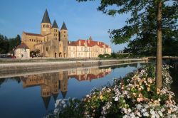 La basilica romanica del Sacro Cuore nella città di Paray-le-Monial, Francia. Si erge lungo il corso del fiume Bourbince.
