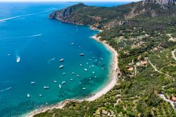 La bella costa del Promontorio di Monte Argentario sul Tirreno in Toscana