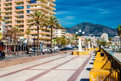 La bella passeggiata lungomare di Fuengirola, Malaga, in una giornata di sole. Siamo al sud della Sagna nella località un tempo conosciuta come Suel e poi come Suhayl - © Alexander ...