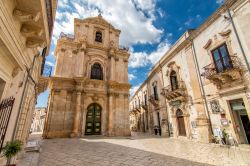 La bella piazza su cui si affaccia la chiesa barocca intitolata a San Michele Arcangelo in Scicli, provincia di Ragusa - © Paolo Tralli / Shutterstock.com