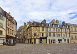 La bella place Charles de Gaulle con palazzi a graticcio nel centro di Poitiers, Francia.
