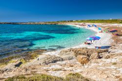 La bella spiaggia di Is Arutas beach, in Sardegna, una delle migliori della zona di Oristano. - © Eva Bocek / Shutterstock.com