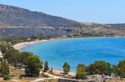 La bella spiaggia di Karathonas si trova vicino a Nauplia, costa orientale del Peloponneso