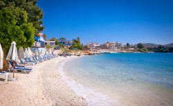 La bella spiaggia di Ksamil in Albania, ideale per le famiglie con bambini