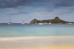 La bella Reduit Beach e sullo sfondo Pigeon Island a Rodney Bay, Saint Lucia.