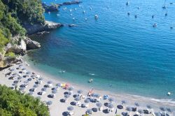 La bella spiaggia di Tellaro sulla costa ligure, La Spezia, Italia. Acque azzurre e cristalline lambiscono questo tratto di litorale attrezzato nel Comune di Tellaro.
