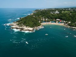 La bella spiaggia Manzanillo a Puerto Escondido, Messico. Vero paradiso tropicale, la sua sabbia, il colore del mare e e l'atmosfera la rendono una tipica playa messicana. E' ideale ...