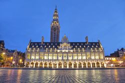 La Biblioteca dell'Università di Leuven in piazza Ladeuze di notte, Belgio.

