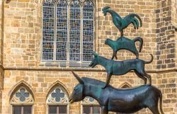 La Bremen Town Musicians Statue a Brema, Germania. Questo monumento di Brema, uno dei più famosi della città, è dedicato ai quattro protagonisti della fiaba "I musicanti ...