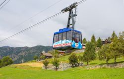 La cabinovia che collega Buisson a Chamois, Valle d'Aosta. La caratteristica di questo villaggio è di essere l'unico in Italia non raggiungibile dalle automobili seppur situato ...