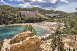 La cala di Puerto de San Miguel a Ibiza, Spagna