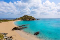 La Cala Sa Mesquida di Minorca, che si trova vicino a Maó, è famosa per le sue acque turchesi e le sabbie fini - © holbox / Shutterstock.com