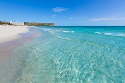 La Cala Son Bou è una delle spiagge più belle di Minorca in Spagna.