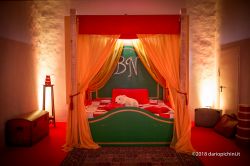 La camera da letto di Babbo Natale nel castello di Montepulciano, provincia di Siena.

