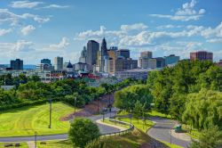 La capitale del Connecticut, Hartford, vista dal parco di Charter Oak Landing (USA).
